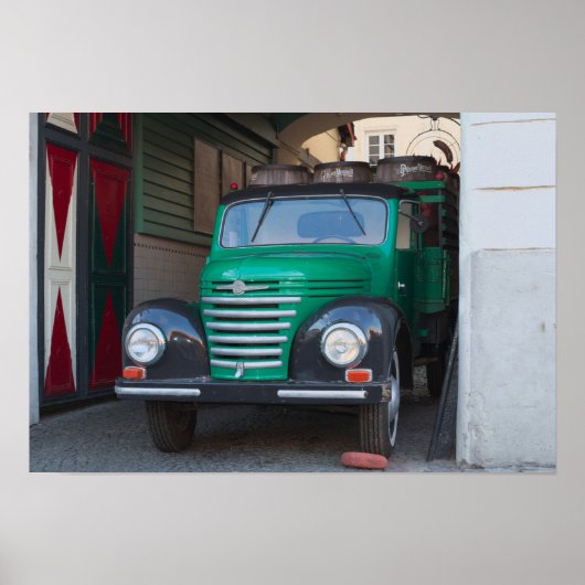 Oude vrachtwagen met biertje - poster (Voorkant)
