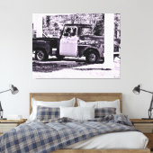Oude vrachtwagen onder overdekte parkeerplaats canvas afdruk (Insitu (Slaapkamer))
