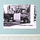 Oude vrachtwagen onder overdekte parkeerplaats canvas afdruk (Insitu (Houten vloer))