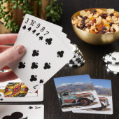 Oude vrachtwagen staat in het veld pokerkaarten (Insitu)