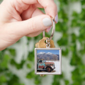 Oude vrachtwagen staat in het veld sleutelhanger (Hand)