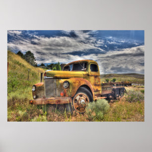 Oude vrachtwagen verlaten in het veld poster