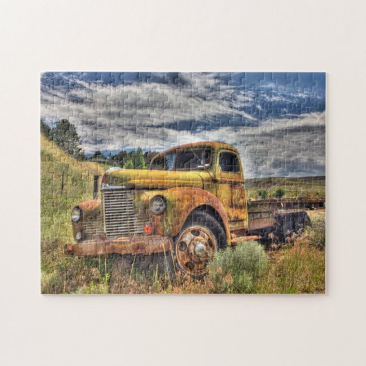 Oude vrachtwagen verlaten in veld legpuzzel (Horizontaal)