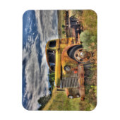 Oude vrachtwagen verlaten in veld magneet (Verticaal)