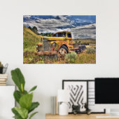 Oude vrachtwagen verlaten in veld poster (Thuiskantoor)