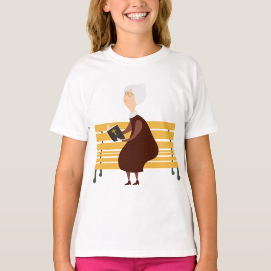 Oude vrouw die de bijbel leest t-shirt (Voorkant)