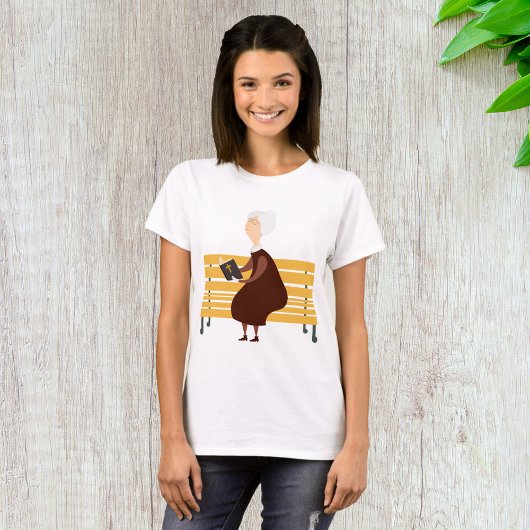 Oude vrouw die de bijbel leest t-shirt