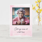 Oude vrouw krijgt oude Humor Kaart (Gele Bloem)