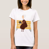 Oude vrouw leest de Bijbel T-shirt (Voorkant)