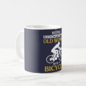 OUDE VROUW MET EEN BICYCEL KOFFIEMOK (Voorkant links)