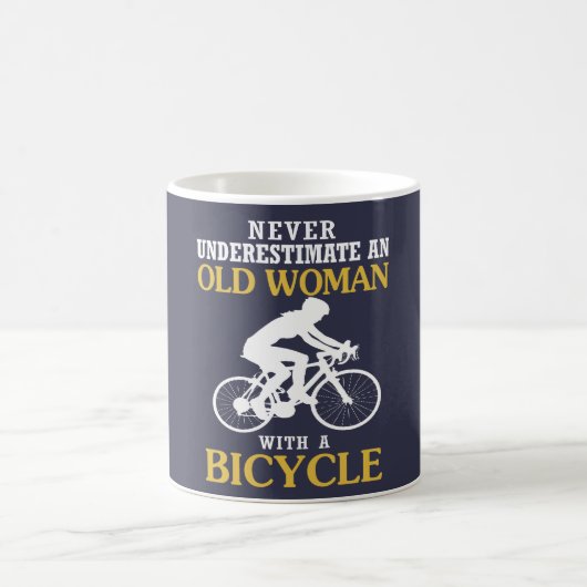 OUDE VROUW MET EEN BICYCEL KOFFIEMOK (Center)