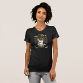 Oude vrouw met een Corgi 2 T-shirt (Voorkant volledig)