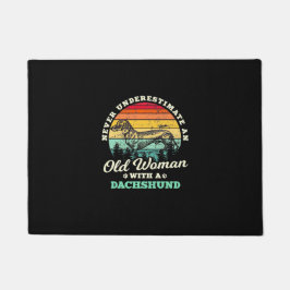 Oude vrouw met een dachshund deurmat