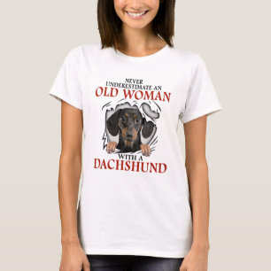 Oude vrouw met een dachshund t-shirt
