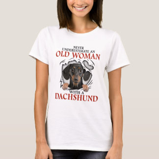 Oude vrouw met een dachshund t-shirt