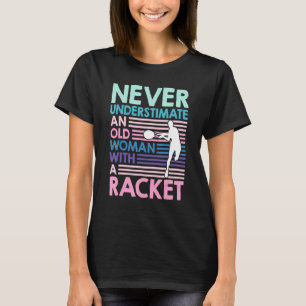 Oude vrouw met Tennis Racket Tennis Granny Tennis T-shirt