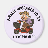 Oude vrouw op scooter magneet (Voorkant)