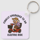 Oude vrouw op scooter sleutelhanger (Achterkant)