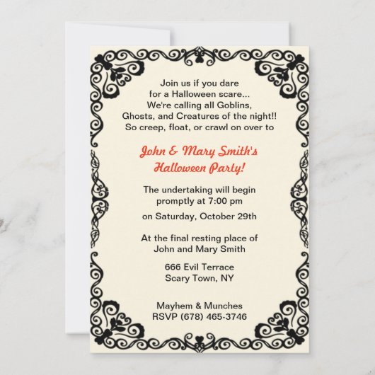 Oude vrouw snijdt een pompoen halloween kaart (Achterkant)