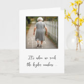 Oude vrouw speelt Hopscotch Verjaardag Humor Kaart (Gele Bloem)