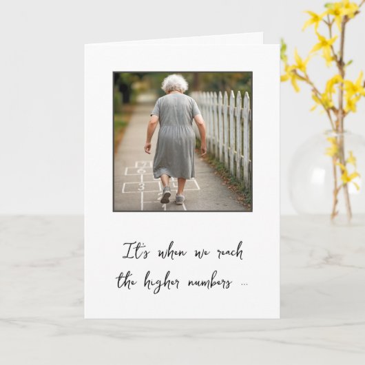 Oude vrouw speelt Hopscotch Verjaardag Humor Kaart (Gele Bloem)