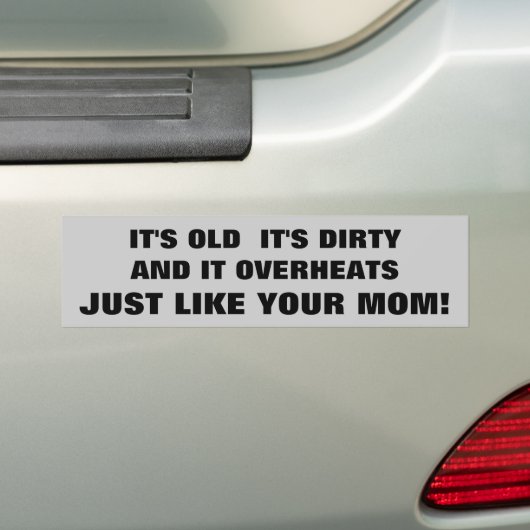 Oude vuile oververhitte auto zoals je moeder bumpersticker (Op auto)