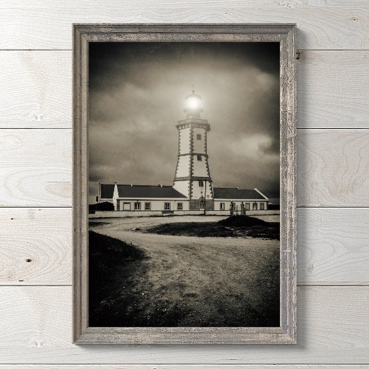 Oude vuurtoren op een storm nacht foto afdruk