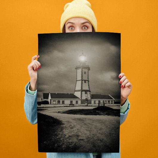 Oude vuurtoren op een storm nacht poster