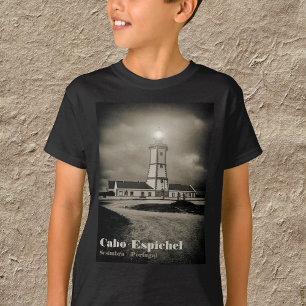 Oude vuurtoren op een stormachtige nacht t-shirt