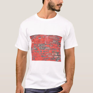 Oude wand van een brick met een rode schilder met t-shirt