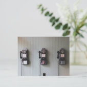 Oude wandtelefoon briefkaart (Staand voorkant)