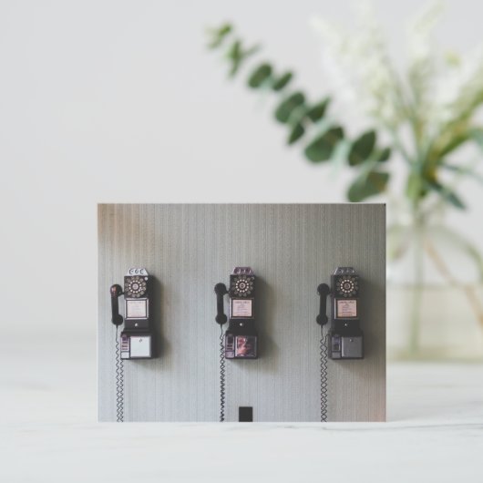 Oude wandtelefoon briefkaart (Staand voorkant)