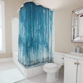 Oude wethermde schil, van hout, met bleek blauw douchegordijn (In situ)