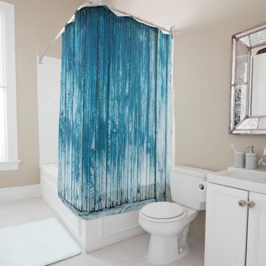 Oude wethermde schil, van hout, met bleek blauw douchegordijn (In situ)