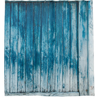 Oude wethermde schil, van hout, met bleek blauw douchegordijn