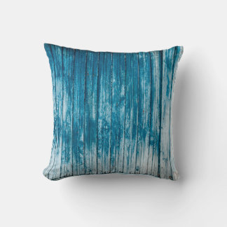 Oude wethermde schil, van hout, met bleek blauw kussen