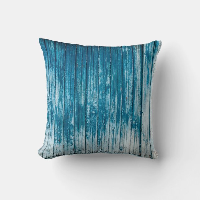 Oude wethermde schil, van hout, met bleek blauw kussen (Voorkant)
