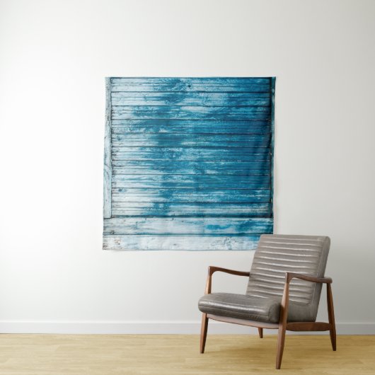 Oude wethermde schil, van hout, met bleek blauw wandkleed (In Situ (horizontaal))