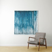 Oude wethermde schil, van hout, met bleek blauw wandkleed (In situ)