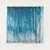 Oude wethermde schil, van hout, met bleek blauw wandkleed (Voorkant)