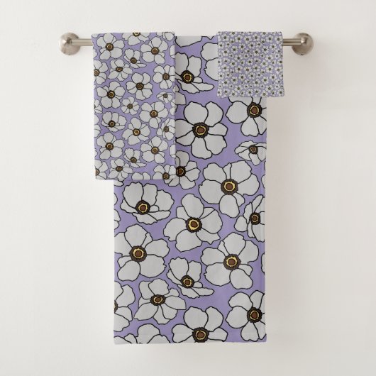 Oude wilde bloemen op lavendel bad handdoek (Insitu)
