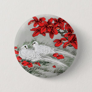 Oude witte duiven en rode bladeren op grijs ronde button 5,7 cm