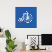 Oude witte fiets op blauw poster (Thuiskantoor)