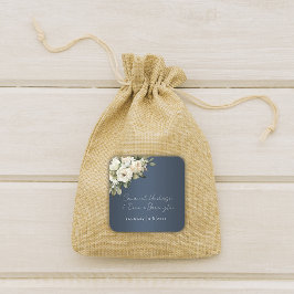 Oude witte rozen op stoffig blauwe trouw- vierkante sticker