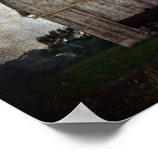 Oude witte schuur in het veld poster (Hoek)