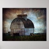 Oude witte schuur in het veld poster (Voorkant)