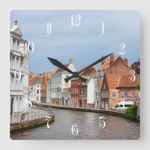 Oude woningen in Brugge, België Vierkante Klok