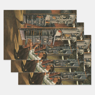 Oude zakelijke radiotechnicus die apparatuur repar inpakpapier vel