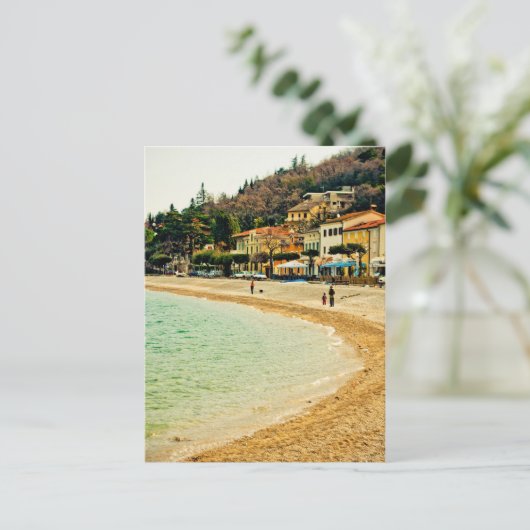 Oude zandige kuststad zeehuizen en bomen briefkaart (Staand voorkant)