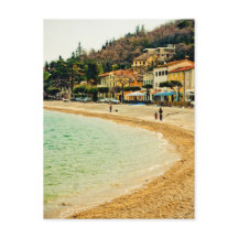 Oude zandige kuststad zeehuizen en bomen